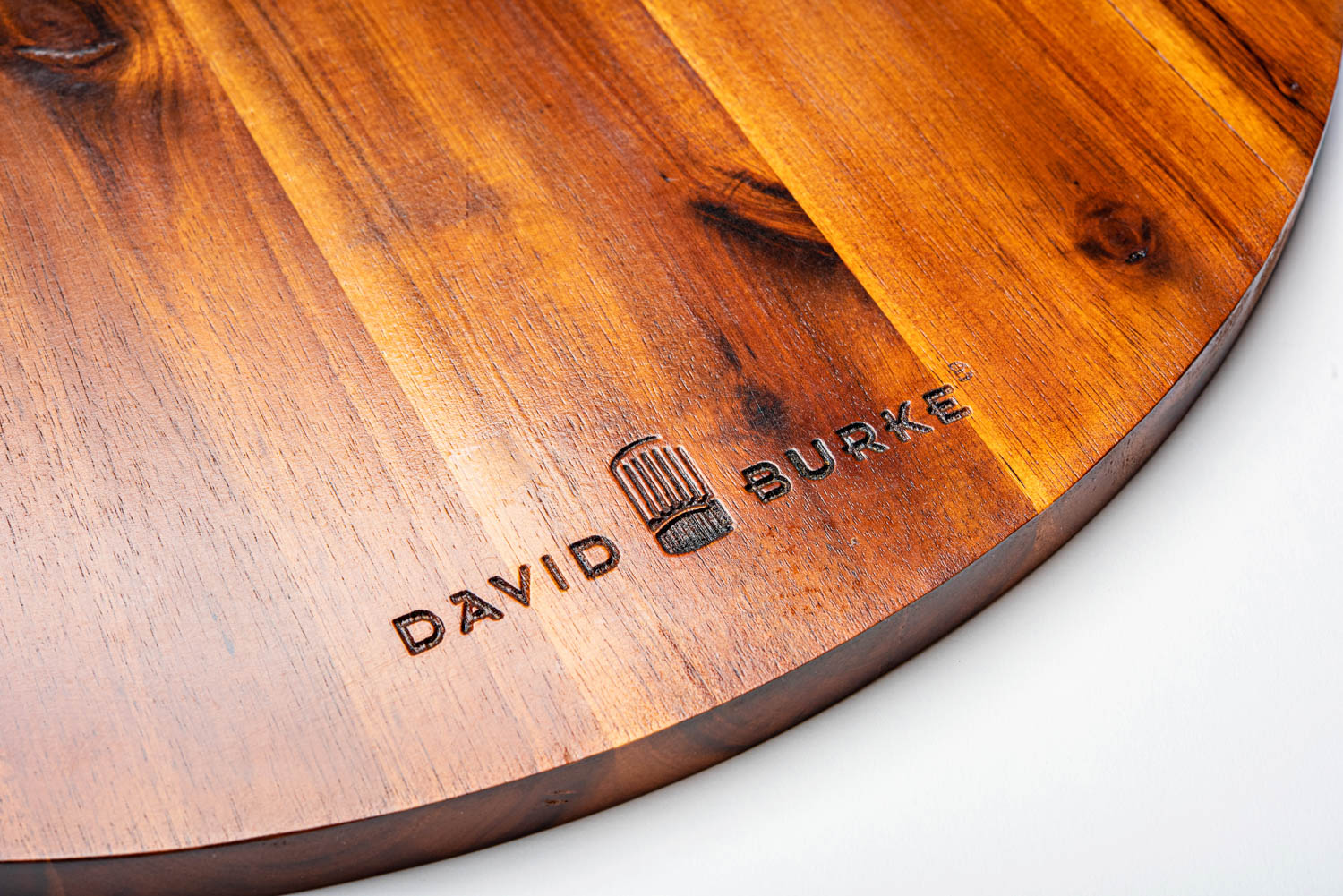 David Burke Acacia Extra Large Round Cutting Board – Chef's Kiss