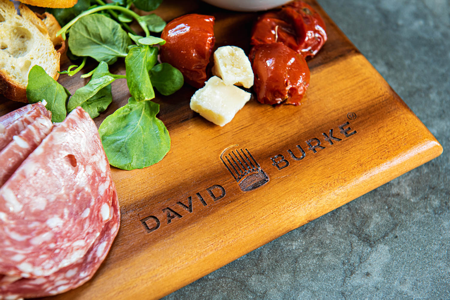 David Burke Acacia Extra Large Round Cutting Board – Chef's Kiss